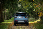 Range Rover Evoque si Land Rover Discovery P300e