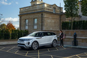 Range Rover Evoque si Land Rover Discovery P300e