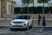 Range Rover Evoque si Land Rover Discovery P300e