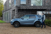 Range Rover Evoque si Land Rover Discovery P300e