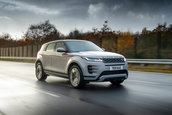 Range Rover Evoque si Land Rover Discovery P300e