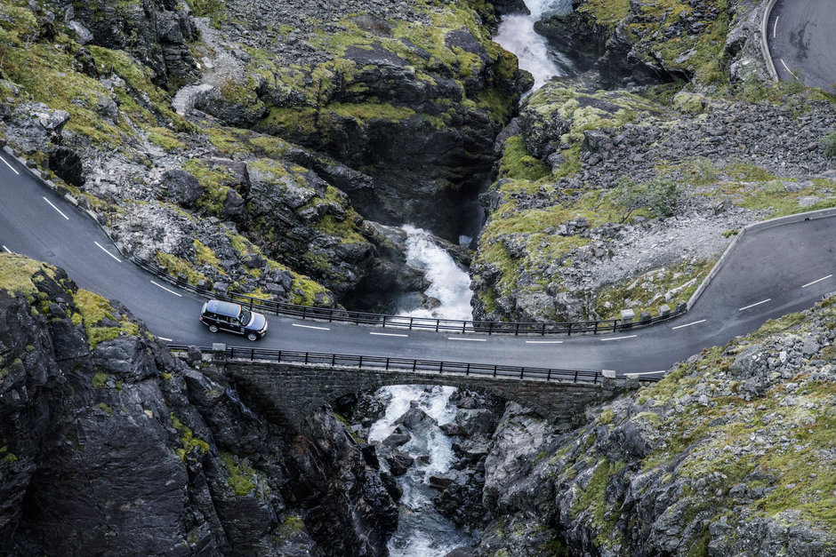 Range Rover si Jonas Bendiksen