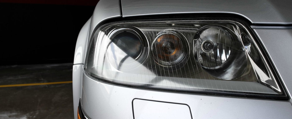 Rar se-ntampla sa gasesti una de cumparat. Masina din 2003 are motor W8, cutie manuala si tractiune integrala Rar se-ntampla sa gasesti una de cumparat. Masina din 2003 are motor W8, cutie manuala si tractiune integrala