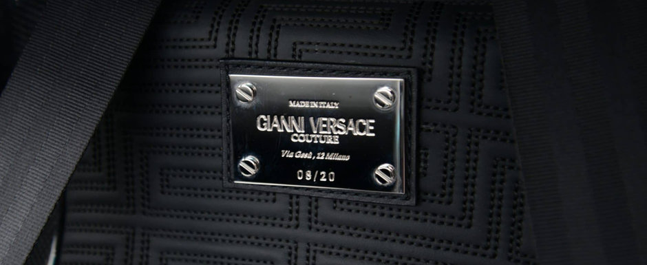 Rar se-ntampla sa gasesti una de cumparat. Supermasina din 2008 are interior Versace si motor V12 aspirat