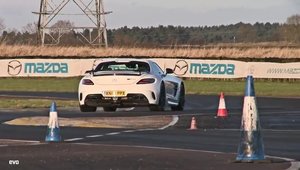 Razboiul Lumilor: Duel pe circuit intre SLS Black Series si 911 GT2 RS