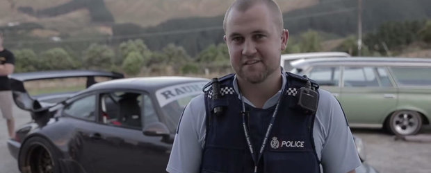 Reactia unui politist neo-zeelandez dupa ce conduce primul Porsche RWB din tara sa