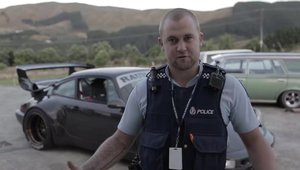 Reactia unui politist neo-zeelandez dupa ce conduce primul Porsche RWB din tara sa