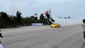 Real ori Fake? Un avion zboara la mica distanta de un Lamborghini Gallardo