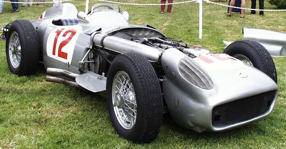 Record la Goodwood: un Mercedes condus de Fangio se vinde cu 29.6 milioane de dolari