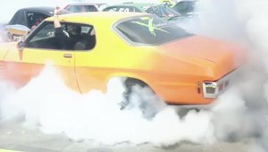 Record mondial la burnout: 103 masini afuma toata Australia