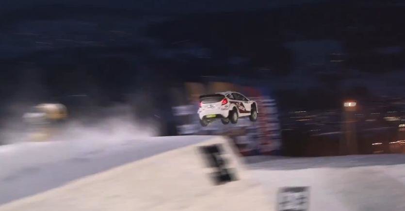 Record mondial la saritura pe zapada: 60,48 metri cu un Ford Fiesta WRC Record mondial la saritura pe zapada: 60,48 metri cu un Ford Fiesta WRC