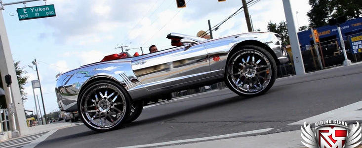 Regele kitschului intergalactic: Chevrolet Camaro cromat cu jante pe 32 inci Regele kitschului intergalactic: Chevrolet Camaro cromat cu jante pe 32 inci