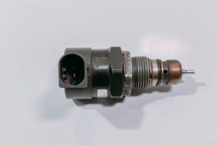 Regulator Presiune 057130764B Audi A8 2 (D3) [2002 - 2005]