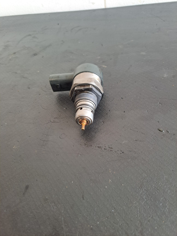 Regulator presiune combustibil Audi A3 8P 2003-2012 - COD 057130764H 0281002859