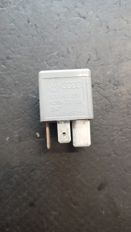 Releu bujii 370 VOLKSWAGEN PASSAT Variant (3B6) [ 2000 - 2005 ] TDI (AVB) 74KW|101HP OEM - COD 8D0951253
