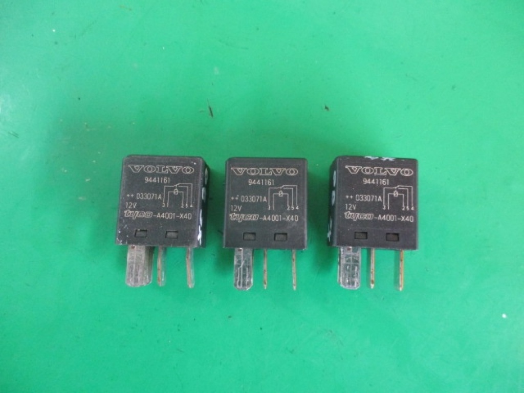 RELEU / MODUL ( NEGRU ) COD 9441161 / A4001-X40 VOLVO XC90 1 FAB. 2002 - 2014