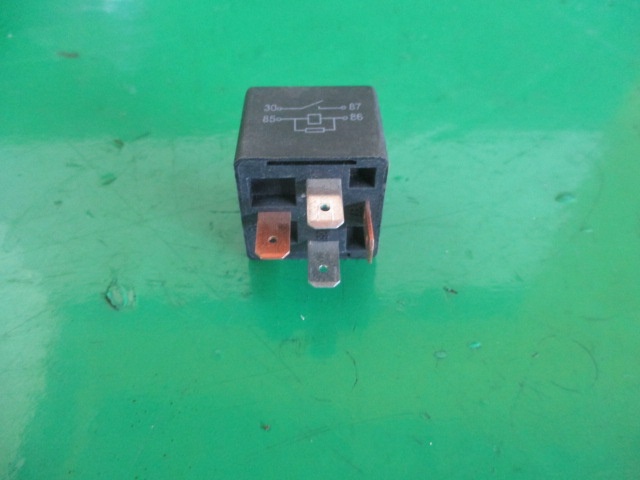 RELEU / MODUL ( NEGRU ) VW / AUDI COD 141951253B