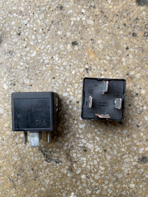 Releu negru Cod: 2S7T-14B192-AA 2S7T-14B192-AA Ford Focus 2 [2004 - 2008] Hatchback 5-usi 2.0 TDCi MT (136 hp) G6DA