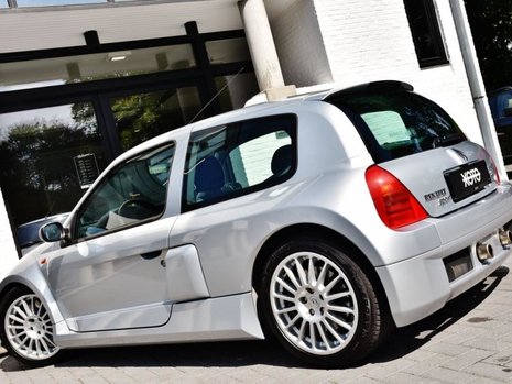 Renault Clio V6 cu 7.100 km de vanzare