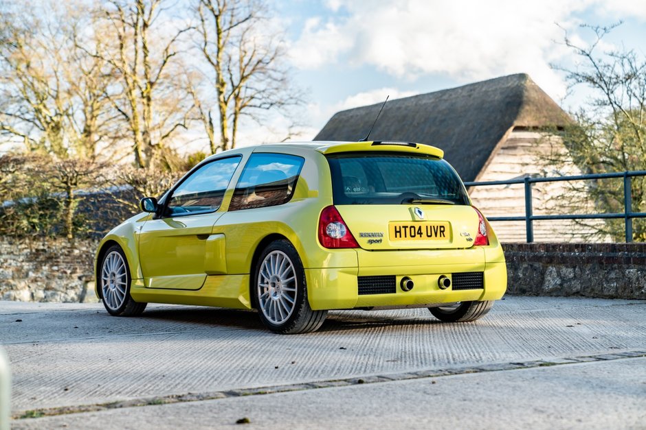 Renault Clio V6 Phase 2 vandut cu 90.000 de lire sterline