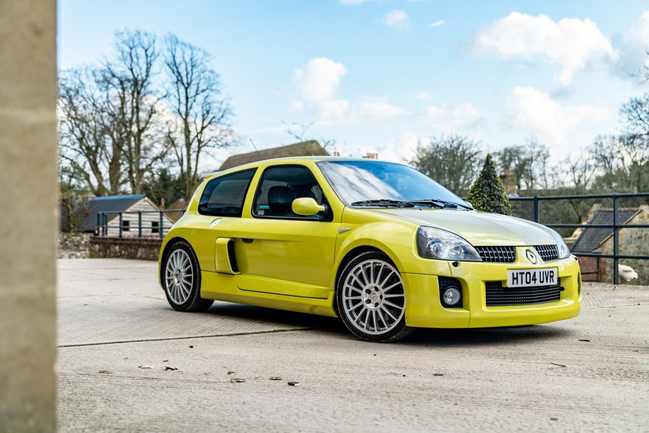 Renault Clio V6 Phase 2 vandut cu 90.000 de lire sterline