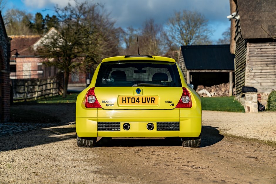 Renault Clio V6 Phase 2 vandut cu 90.000 de lire sterline