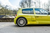 Renault Clio V6 Phase 2 vandut cu 90.000 de lire sterline