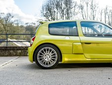 Renault Clio V6 Phase 2 vandut cu 90.000 de lire sterline