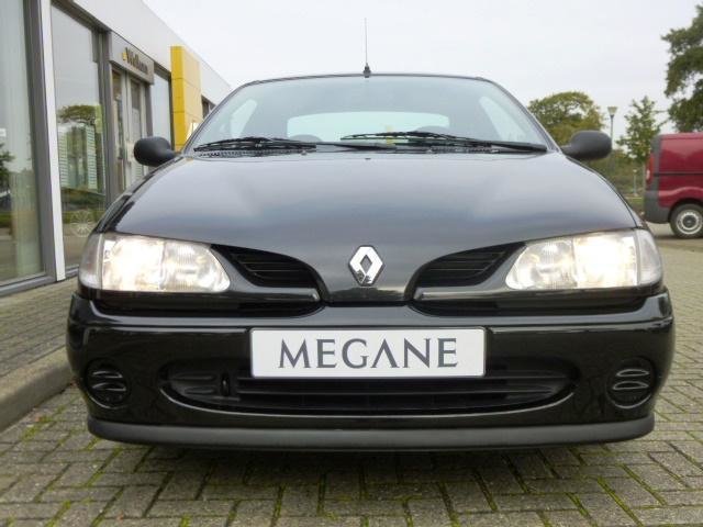 Renault Megane Coupe cu 128 km la bord