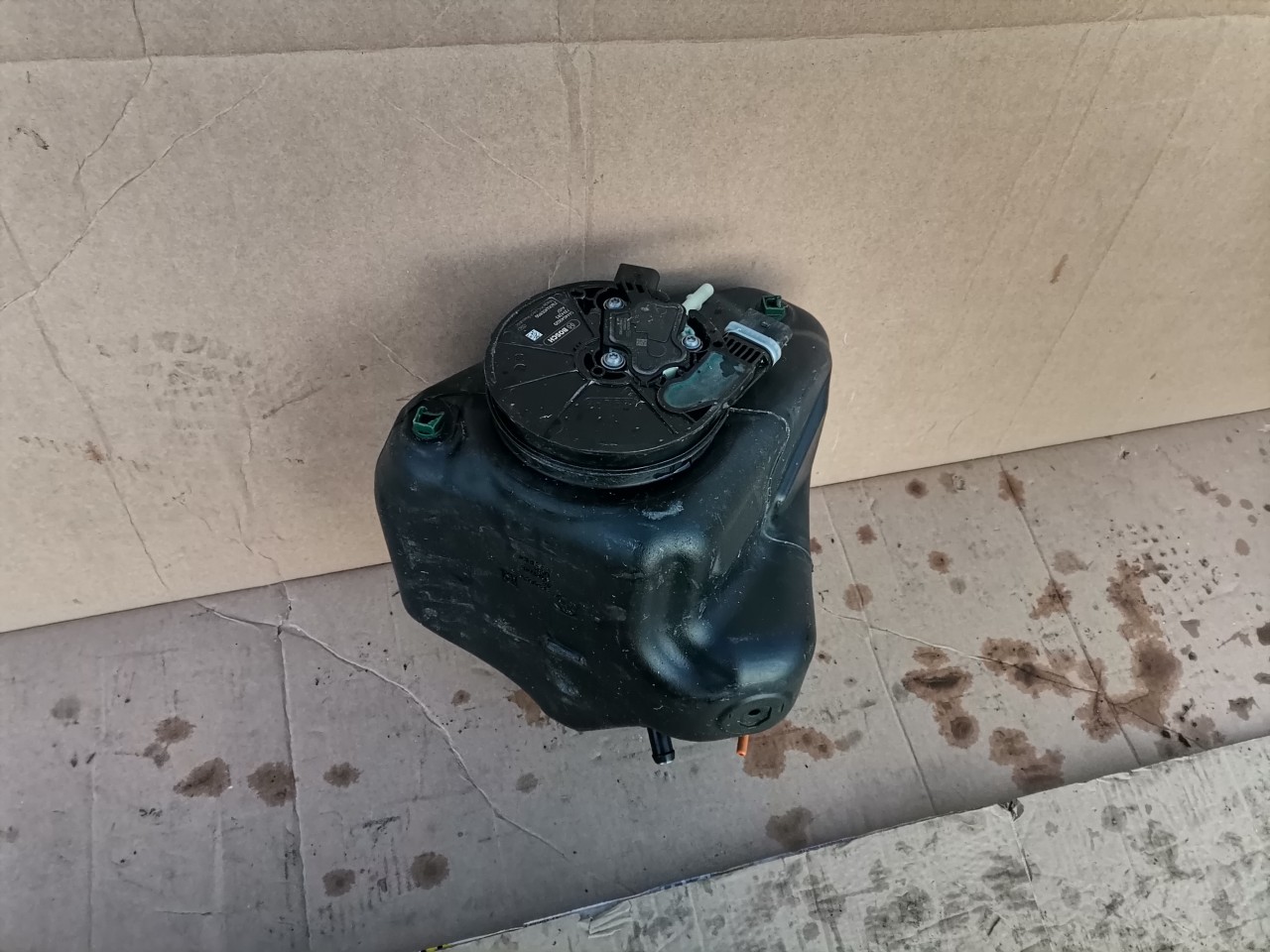 Rezervor adblue BMW BMW X5 F15 / X6 F16 cod 7295653 / 7294283 / F01C250151