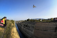 Robbie Maddison sare peste Canalul Corint si stabileste un nou record mondial