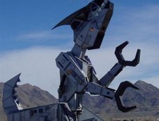 Robosaurus mananca masini