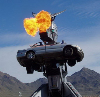 Robosaurus mananca masini Robosaurus mananca masini