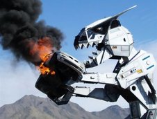 Robosaurus mananca masini