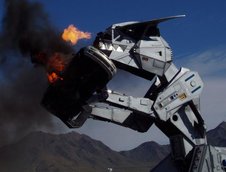 Robosaurus mananca masini