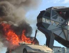 Robosaurus mananca masini