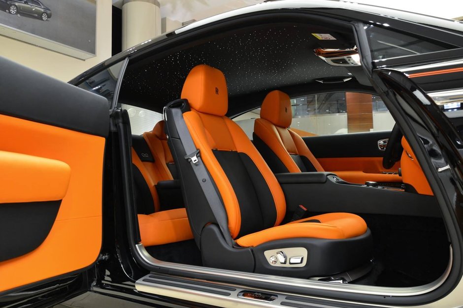 Rolls-Royce cu interior portocaliu