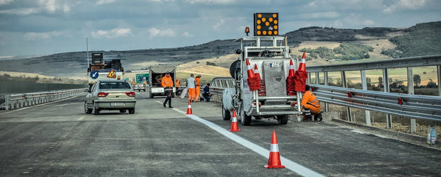 Romanii isi risca viata zi de zi pe drumuri EXPIRATE. Fara fonduri corespunzatoare "intreaga retea va fi distrusa"