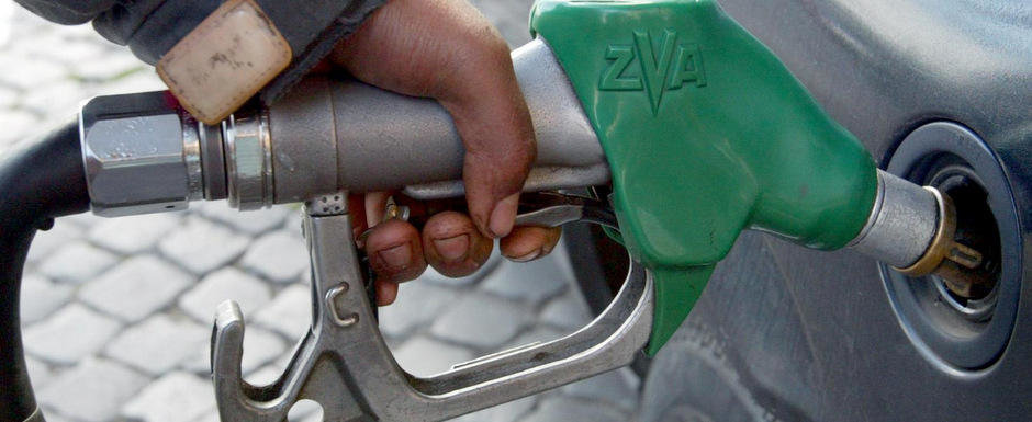 Romanii muncesc patru zile pentru un plin de benzina Romanii muncesc patru zile pentru un plin de benzina