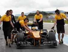 Rosemary Smith intr-un monopost de Formula 1 Renault