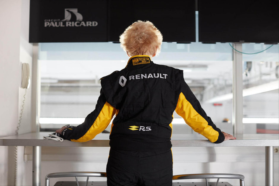 Rosemary Smith intr-un monopost de Formula 1 Renault