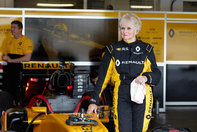 Rosemary Smith intr-un monopost de Formula 1 Renault