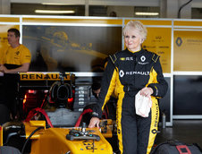 Rosemary Smith intr-un monopost de Formula 1 Renault