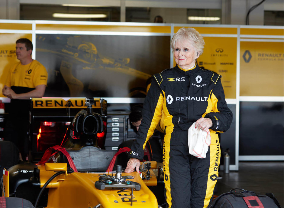 Rosemary Smith intr-un monopost de Formula 1 Renault