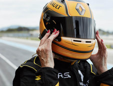 Rosemary Smith intr-un monopost de Formula 1 Renault