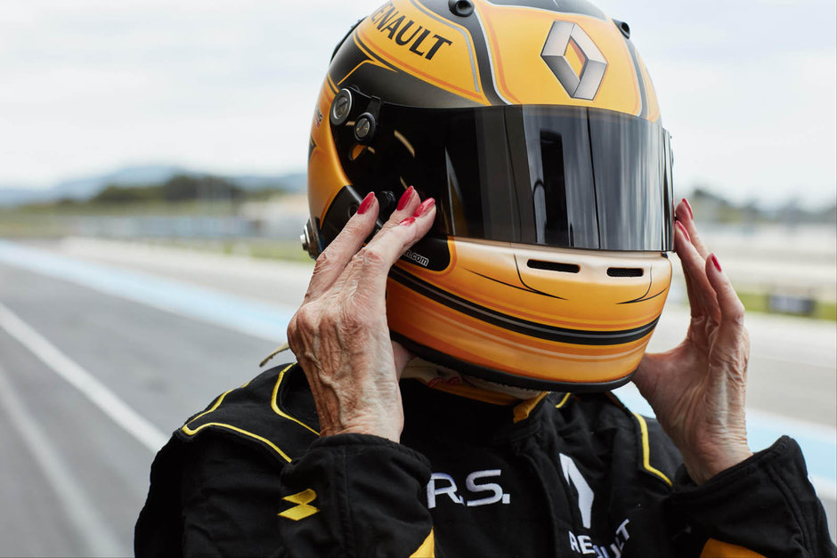 Rosemary Smith intr-un monopost de Formula 1 Renault