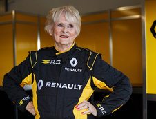 Rosemary Smith intr-un monopost de Formula 1 Renault