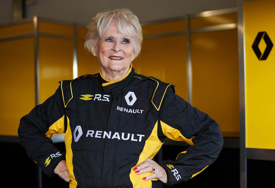 Rosemary Smith intr-un monopost de Formula 1 Renault