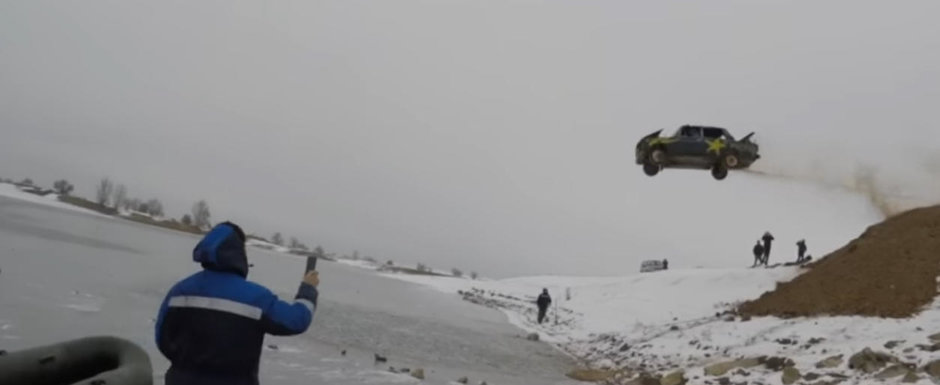 Rusii chiar au luat-o razna. Au aruncat o masina in flacari, cu tot cu sofer, intr-un lac inghetat Rusii chiar au luat-o razna. Au aruncat o masina in flacari, cu tot cu sofer, intr-un lac inghetat
