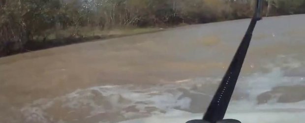 Rusii, soferi extrem de calmi si cand masina li se transforma in barca